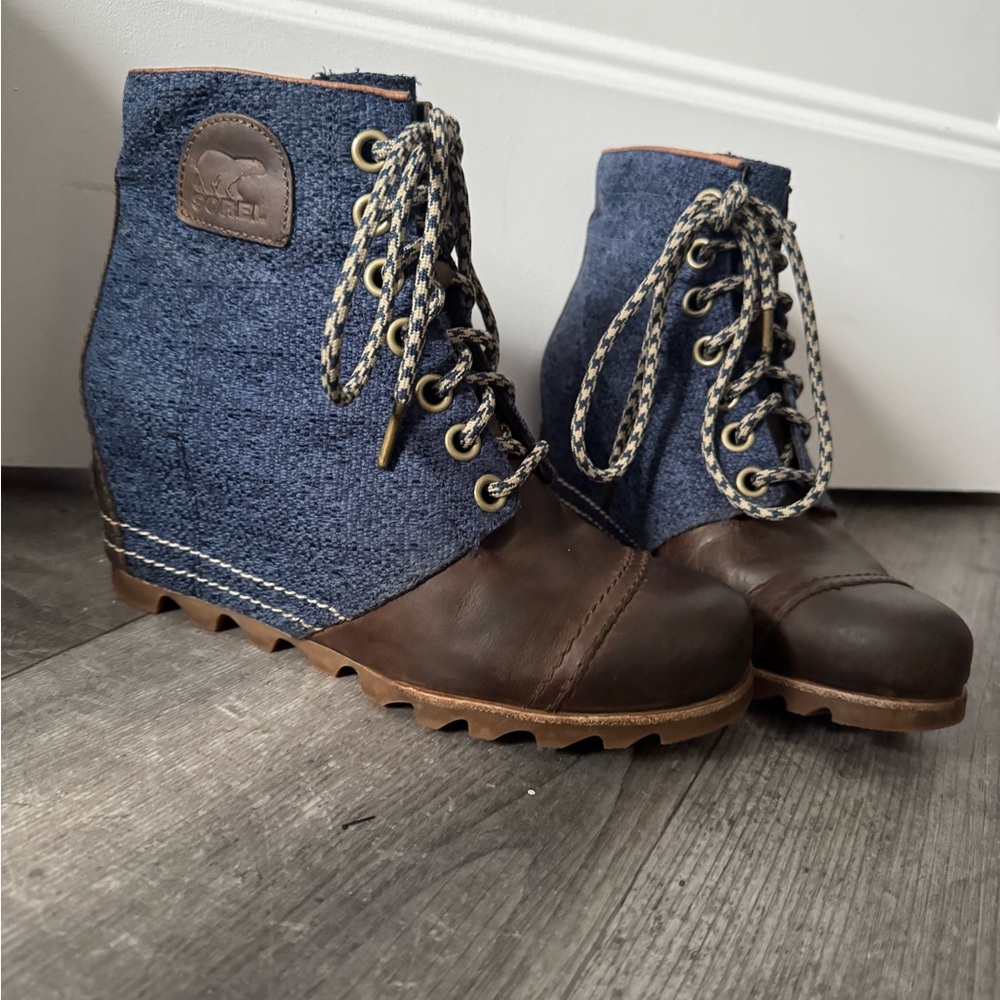 Sorel Women's Lace-Up Blue and Brown Boots leather and textile